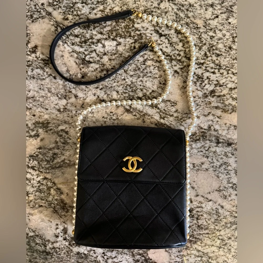PRICED 2SELL 🔥CHANEL BLACK ABOUT PEARLS Quilted Leather Bag 🔥🔥🔥🔥